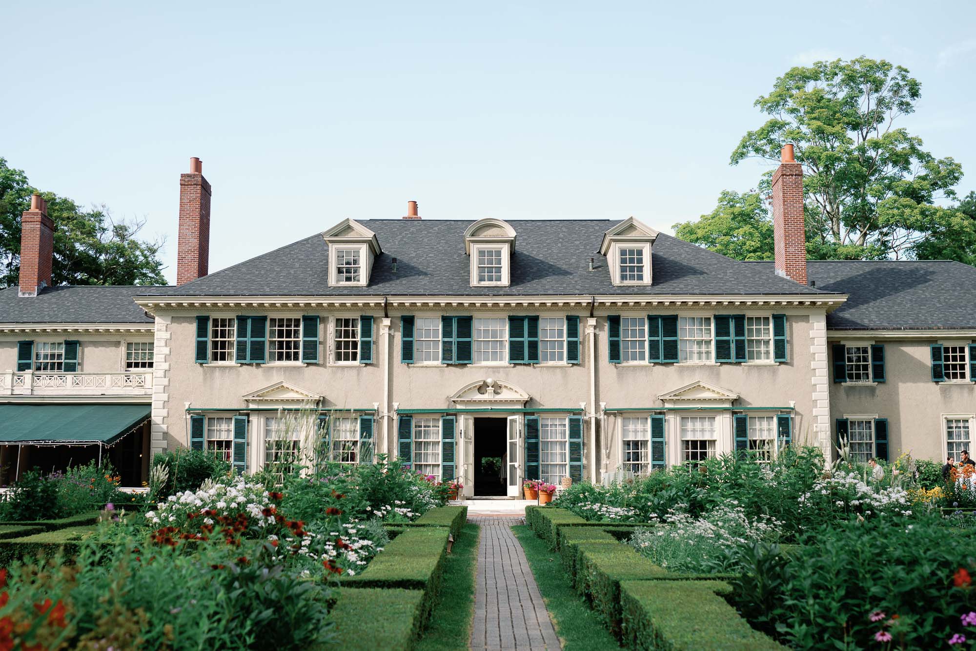hildene the lincoln family home fascade and gardens at vermont wedding