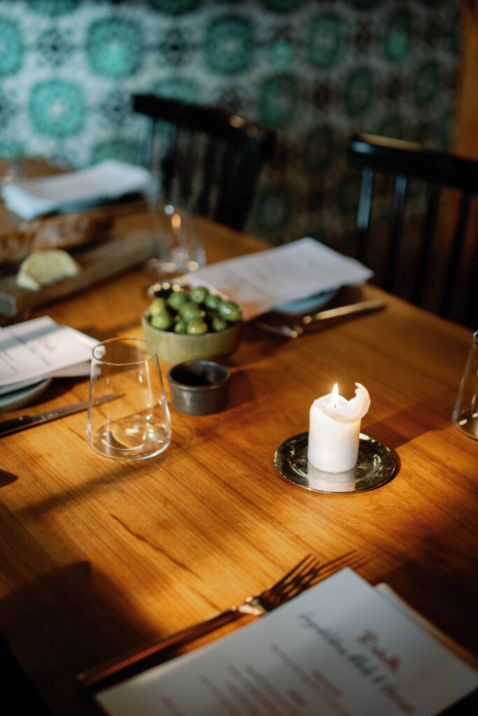 A black-tie Vermont wedding with a Nancy Meyers aesthetic at the historic Shelburne Museum Brick House with Personal notes for every guest, espresso martinis + churros, and sweeping lake views—this one’s for the romantics