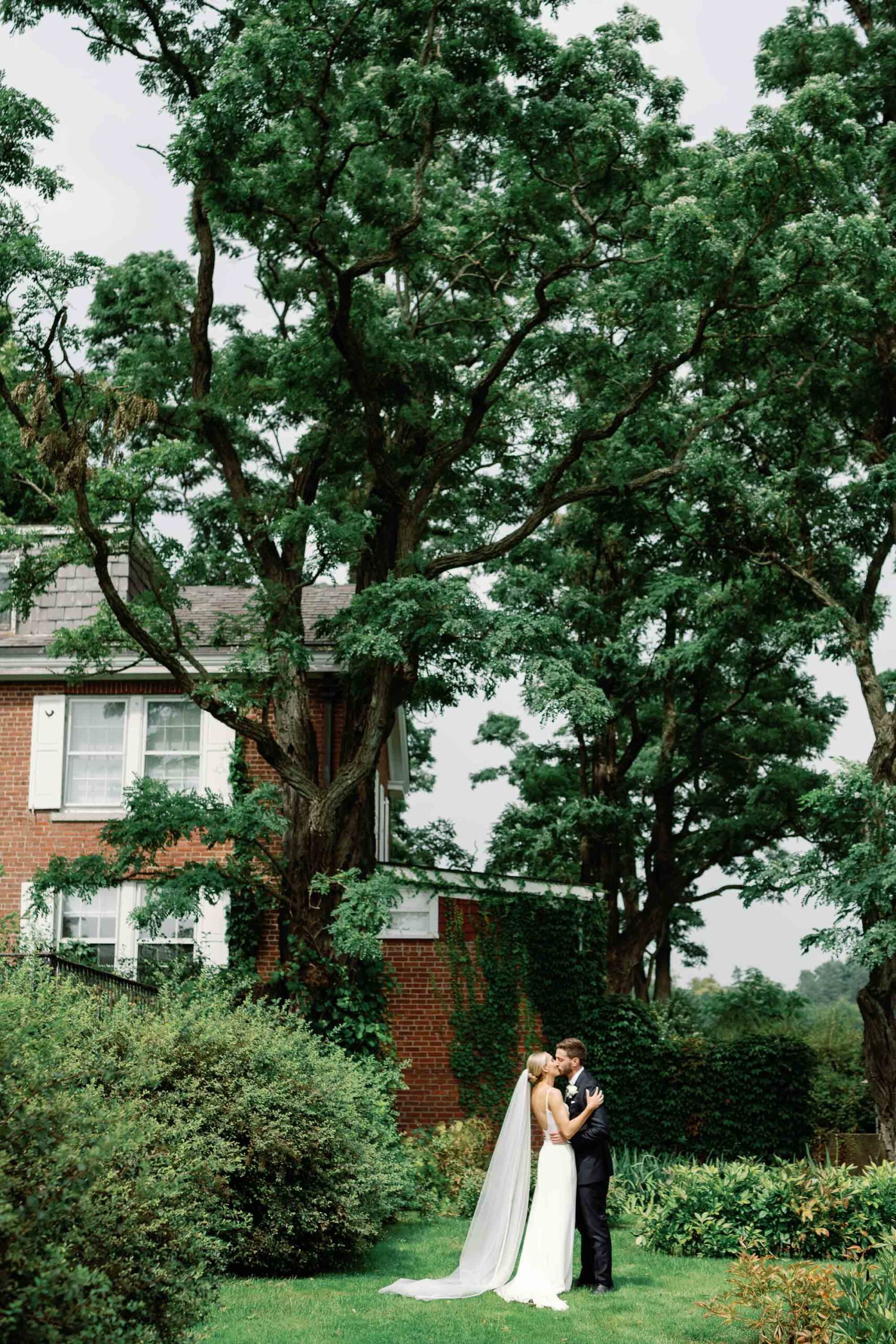A black-tie Vermont wedding with a Nancy Meyers aesthetic at the historic Shelburne Museum Brick House with Personal notes for every guest, espresso martinis + churros, and sweeping lake views—this one’s for the romantics