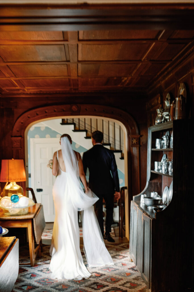 A black-tie Vermont wedding with a Nancy Meyers aesthetic at the historic Shelburne Museum Brick House with Personal notes for every guest, espresso martinis + churros, and sweeping lake views—this one’s for the romantics