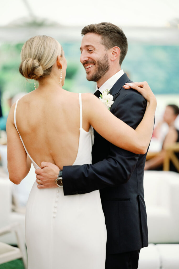A black-tie Vermont wedding with a Nancy Meyers aesthetic at the historic Shelburne Museum Brick House reception tent
