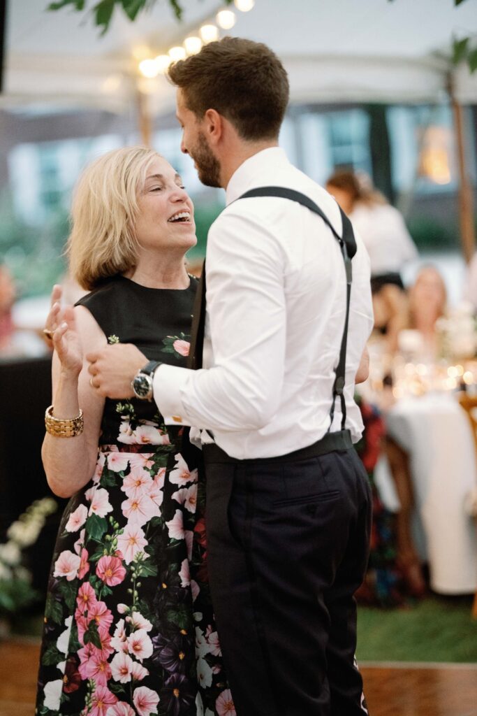 A black-tie Vermont wedding with a Nancy Meyers aesthetic at the historic Shelburne Museum Brick House reception tent